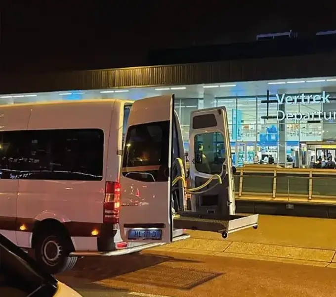 Rolstoelbus bij Schiphol voor reizigers uit Woudenberg